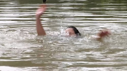 Cứu người đuối nước đúng cách