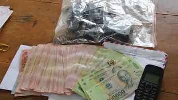 Dùng súng nhựa xông vào nhà cô gái cướp dây chuyền vàng