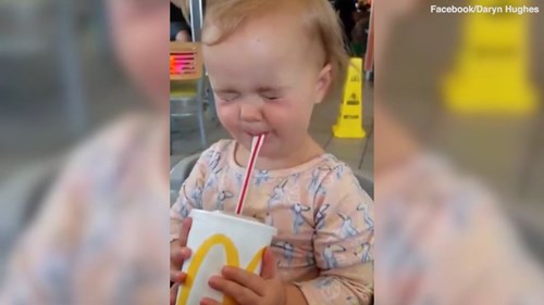 Phản ứng gây cười của bé gái lần đầu uống Coca