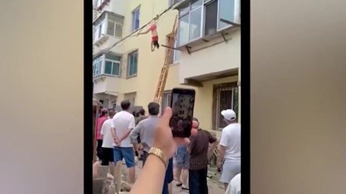 Vợ về bất ngờ, bồ nhí phi ra ngoài, mắc lủng lẳng trên dây điện