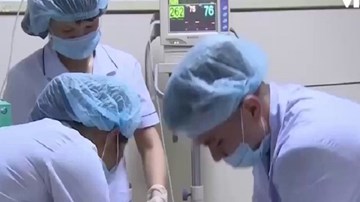 Giọt nước mắt lặng lẽ của thầy thuốc sau vụ tai biến chạy thận ở Hòa Bình