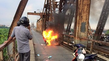 Xe máy đang chạy bỗng cháy trơ khung trên cầu Long Biên