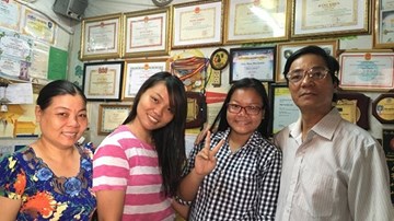 Nước mắt người mẹ lao công có con nhận học bổng Harvard 7 tỉ