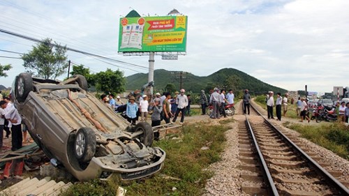Cảnh tượng kinh hoàng khi tàu hỏa đâm ô tô