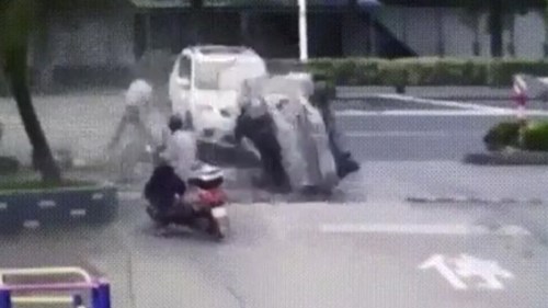 Ô tô lộn nhào qua đầu, người đi xe đạp sống sót thần kỳ