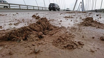 Hà Nội: Cầu Nhật Tân vãi đầy đất, xe máy chen làn ô tô