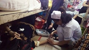 Bức ảnh y tá cấp cứu bệnh nhân trên sàn nhà gây bão MXH