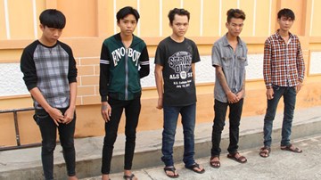 Bắt người đưa về nhà trọ đánh, cướp tiền để chuộc điện thoại cho bạn gái