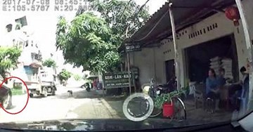 Khoảnh khắc công nông lật ngửa, đè chết tài xế ở Hà Nội