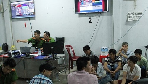Gần 100 cảnh sát vây bắt ổ đánh bạc khủng