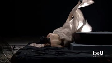 Tạo dáng trên bàn xoay khiến thí sinh ngã sấp mặt