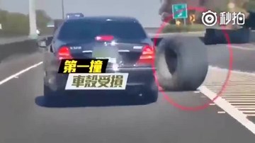 Ô tô xui xẻo bị lốp xe ‘tấn công’ liên hoàn, bật tung cả cốp