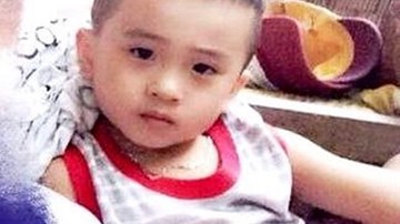 Bố cháu bé bị bắt cóc rơi nước mắt khi nhớ về con