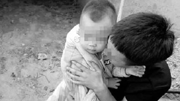 Bé trai bị bắt cóc khi đang ngủ cùng bố mẹ