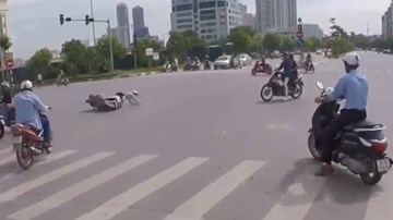 Phóng xe bạt mạng, vượt đèn đỏ bị tông ngã sấp mặt