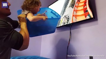 Cha nghèo giúp con gái đi tàu lượn theo cách đặc biệt