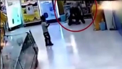 Dẫn em đi mua bim bim, bé gái bị bố đánh đập dã man, quăng quật như đồ vật