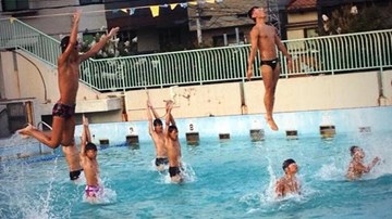 Màn nhảy 'Let it go' dưới nước hút triệu view của nam sinh Nhật