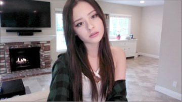 Hot girl lai 18 tuổi nổi tiếng trên mạng với bản cover 'Despacito' sôi động