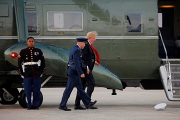 Tổng thống Trump nhặt mũ giúp lính Mỹ