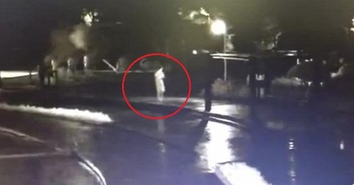 Mải dùng điện thoại, thiếu niên 15 tuổi ngã xuống hồ chết đuối