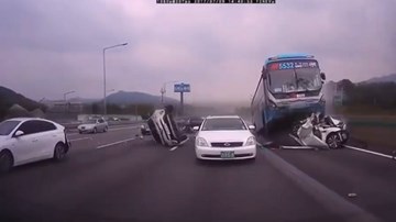 Xe khách chồm lên, cày nát loạt ô tô con trên cao tốc