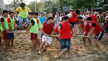 Tổ chức trò chơi trên bãi biển Sầm Sơn đóng phí tiền triệu