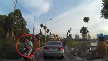 Mải mắng người vừa đi xe máy vừa nhắn tin, ô tô tự chạy suýt gây họa