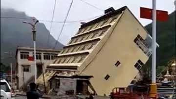 Khoảnh khắc tòa nhà 5 tầng đổ sập xuống sông vì mưa lớn