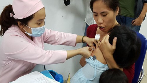 Nghe đồn thổi, nhiều gia đình không tiêm vaccine cho con