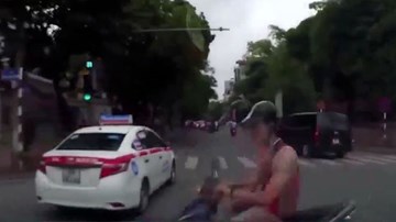 Vượt đèn đỏ, thanh niên lái xe máy bị ô tô húc văng