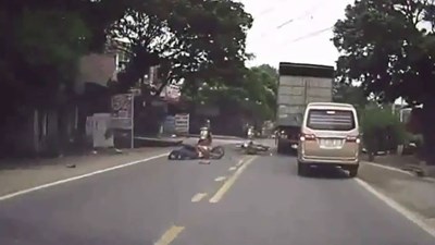 Hình ảnh tai nạn thương tâm do xe máy vượt ẩu