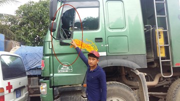 Tài xế xe cứu thương vác dao chém người sau va chạm giao thông?