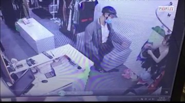 Cướp cầm dao xông vào shop quần áo, 3 mẹ con quỳ lạy xin tha mạng