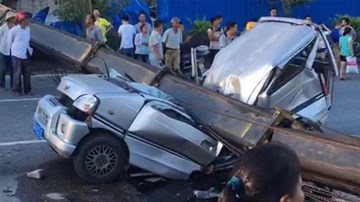 Trung Quốc: Cần cẩu sập, đè nát xe buýt đi ngang qua