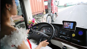 Đám cưới 'chất nhất quả đất': Cô dâu xinh đẹp lái xe buýt đi rước chú rể