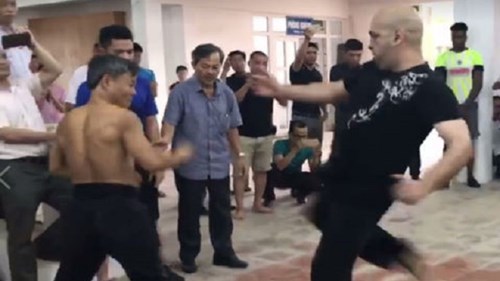 Võ sư Pierre tung đòn liên hoàn hạ knock-out võ sư Bảo Châu trong 4 phút