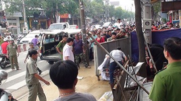 Xác người với nhiều vết cắt gần cổng UBND phường