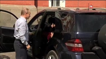 Người áo đỏ bí ẩn được Putin lái xe 