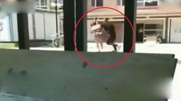 Mắng chửi mẹ chồng thậm tệ, vợ bị chồng đánh cho thừa sống thiếu chết