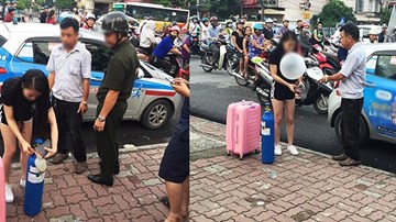 Thiếu nữ xinh đẹp vác theo bình khí, hít bóng cười giữa phố Hà Nội