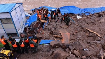 Khoảnh khắc lở đất chôn vùi 8 xe ô tô ở Trung Quốc