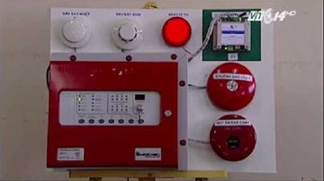 Người đàn ông mắc kẹt “oái ăm” trong cây ATM