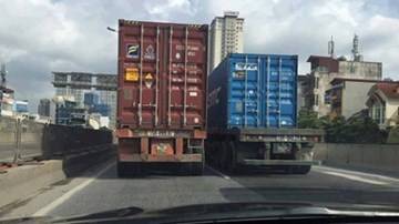 Truy tìm 2 xe container chạy như... rùa ở đường trên cao