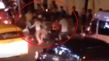 Va chạm giao thông, 2 nhóm thanh niên lao vào đánh nhau dữ dội