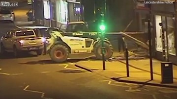 Trộm liều lĩnh lái xe cẩu công phá cây ATM trong đêm