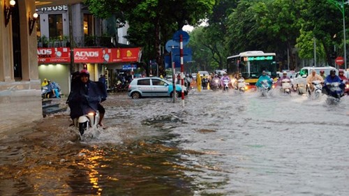 Phố phường Hà Nội ngập sâu trong mưa lớn
