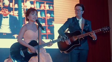 Cô dâu vừa đàn guitar vừa hát cực ngọt trong đám cưới hút triệu lượt xem