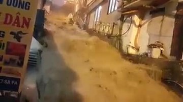 Mưa lớn, nước tuôn như thác đổ trên phố ở Sa Pa