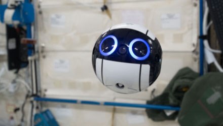 Robot hình bóng bên trong Trạm Không gian Quốc tế